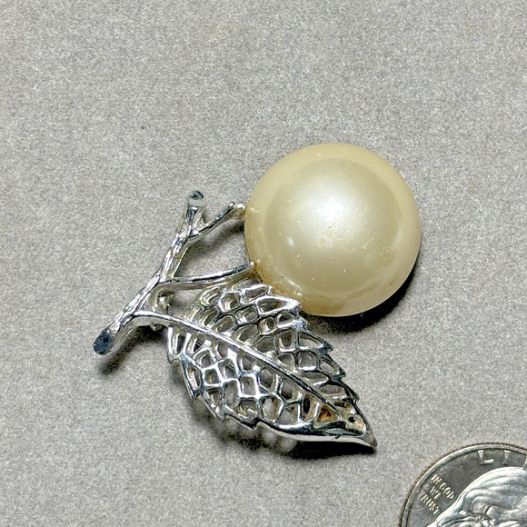 Vintage Sarah Coventry Large Faux Pearl Silver- Tone Domed Pin Brooch - Picture 2 of 12